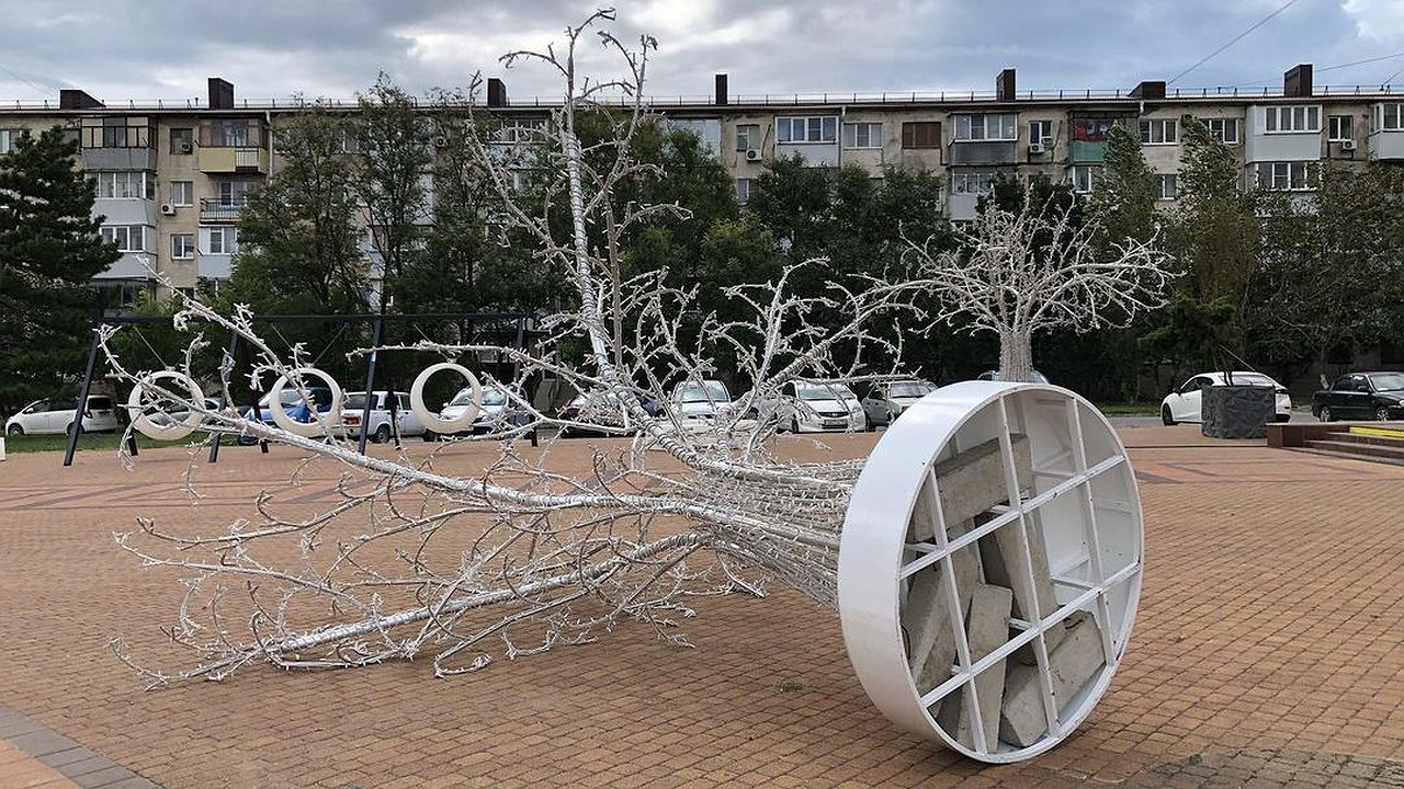 Главная картинка новости: Норд-ост vs благоустройство. В Новороссийске ветер повалил арт-объект