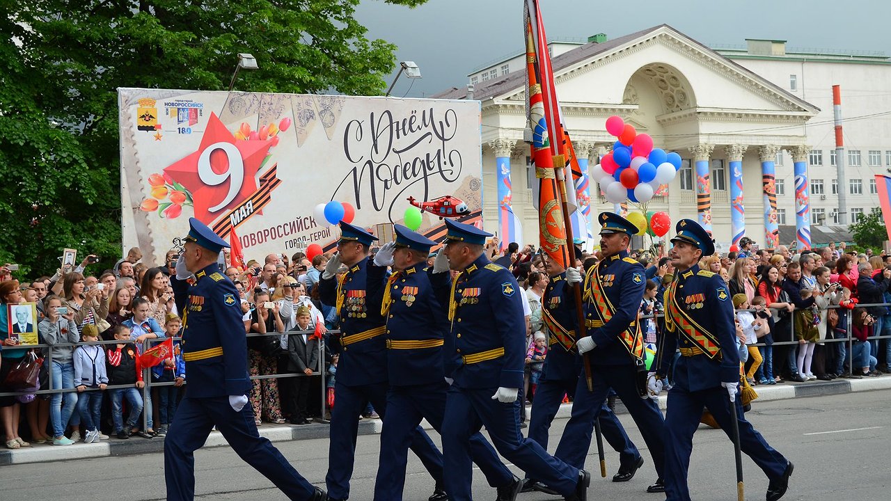 Главная картинка новости: Кинофестиваль, парад, салют и геокешинг-игра. Как в Новороссийске отпразднуют День Победы