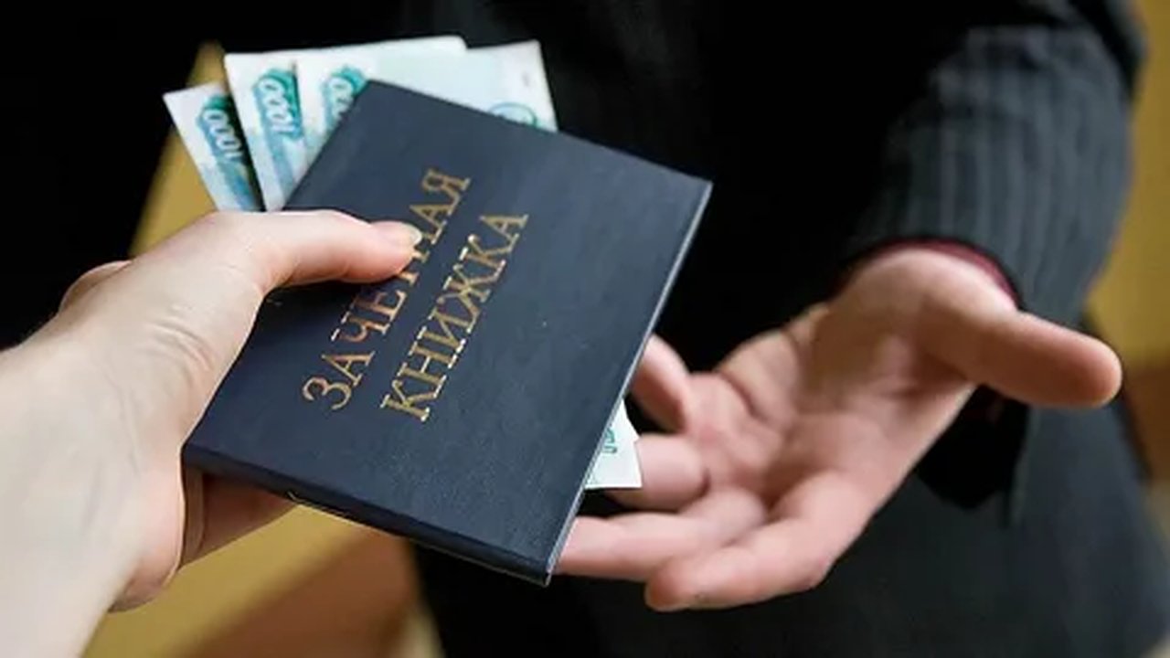 Главная картинка новости: Два сотрудника вуза Новороссийска получили взятку за сессию