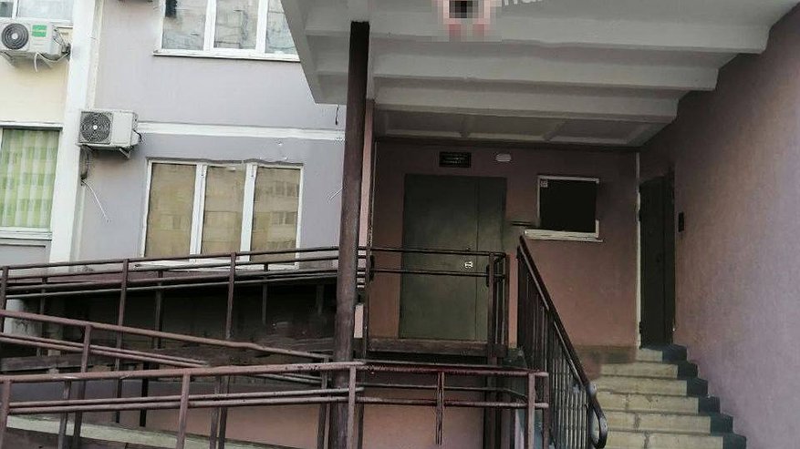 Главная картинка новости: В Новороссийске мужчина выпал из окна на козырек подъезда