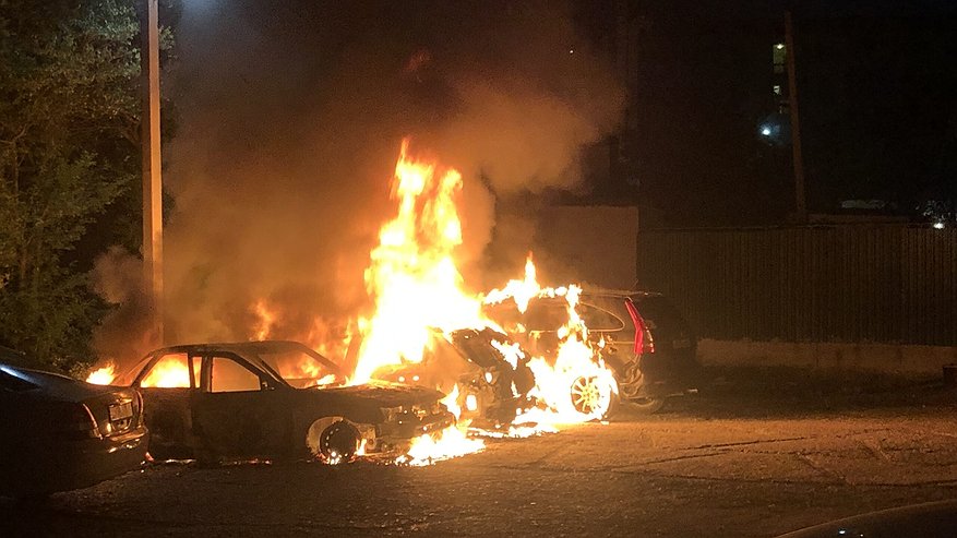 Ночью во дворе спального района Новороссийска сгорело несколько автомобилей. Видео