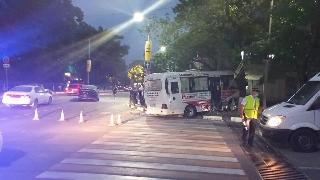 Главная картинка новости: Аварии с маршрутками и смертельное ДТП. Что происходит на дорогах Новороссийска