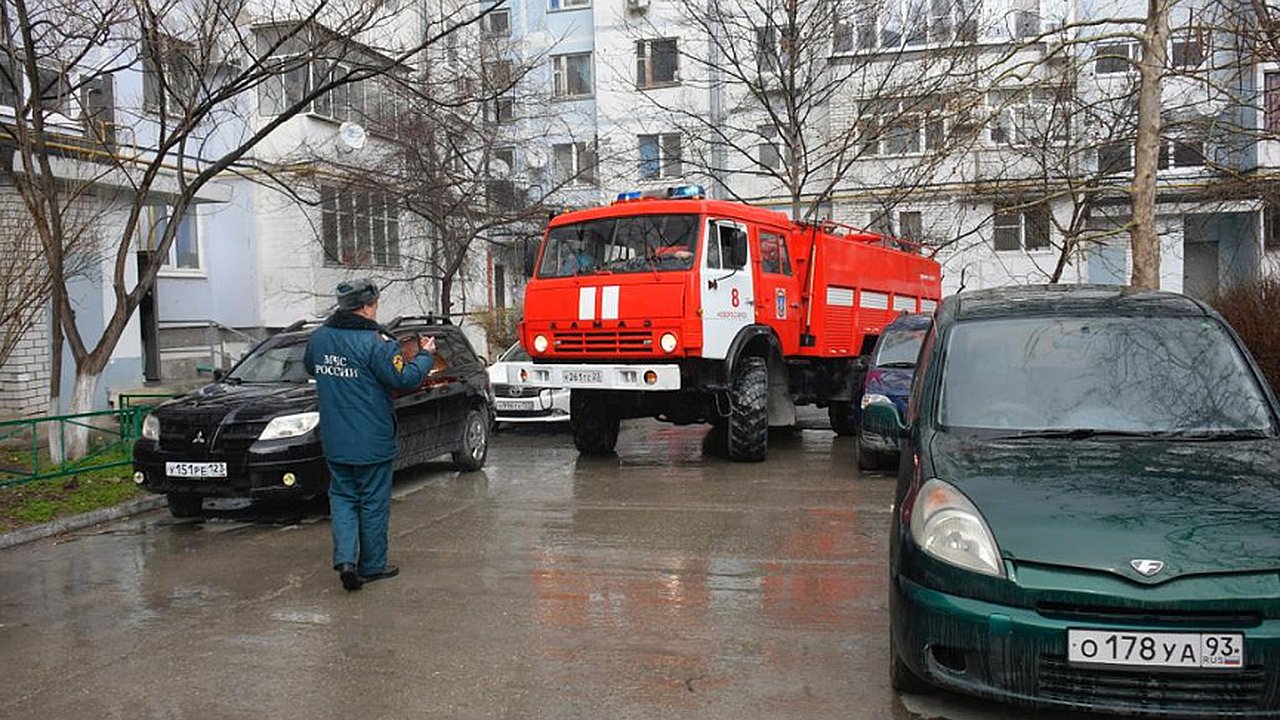 Главная картинка новости: В Новороссийске пожарная техника не может попасть во дворы. Почему?