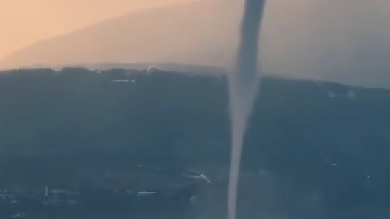 Главная картинка новости: В Новороссийской бухте утром заметили смерч. Видео