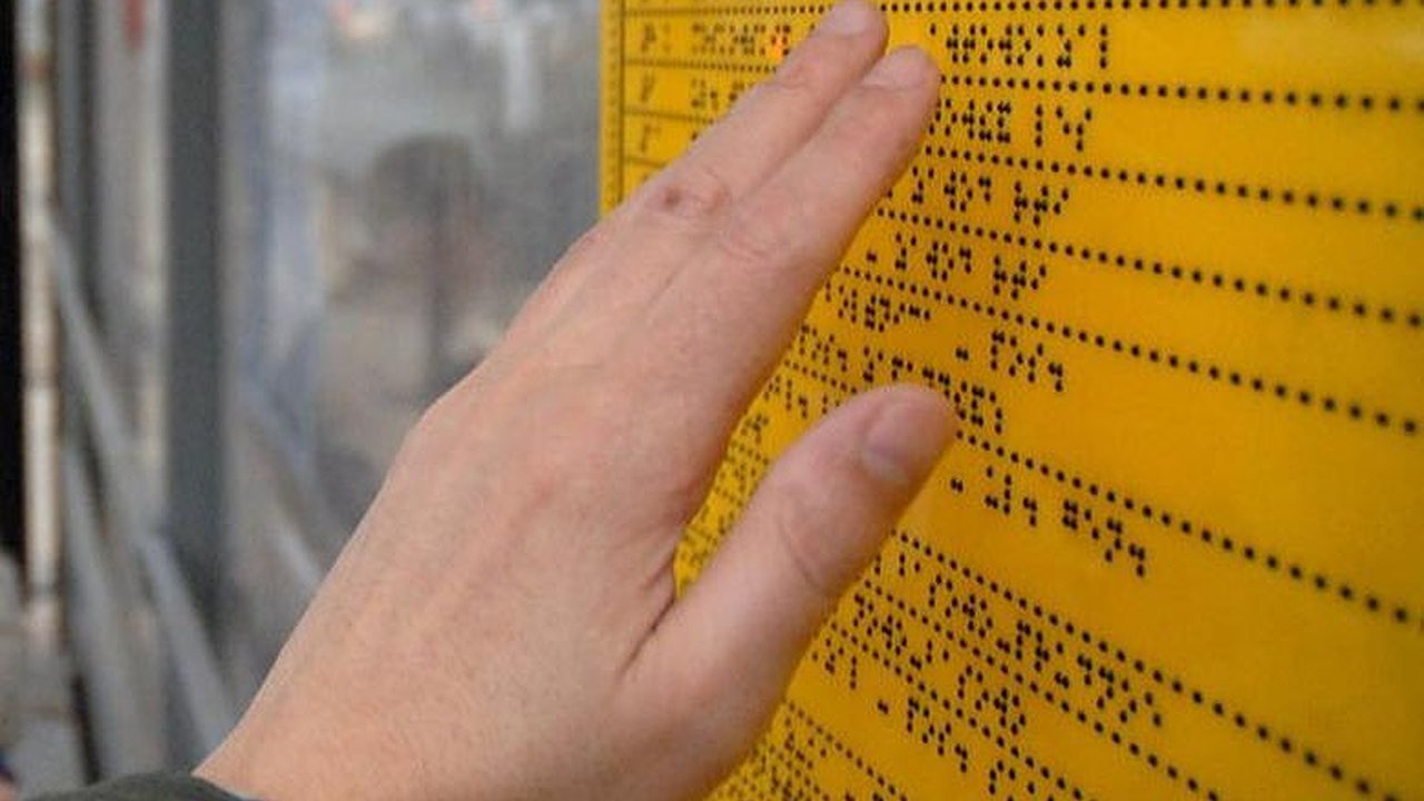 Главная картинка новости: На остановках Новороссийска установят 100 табличек с азбукой Брайля