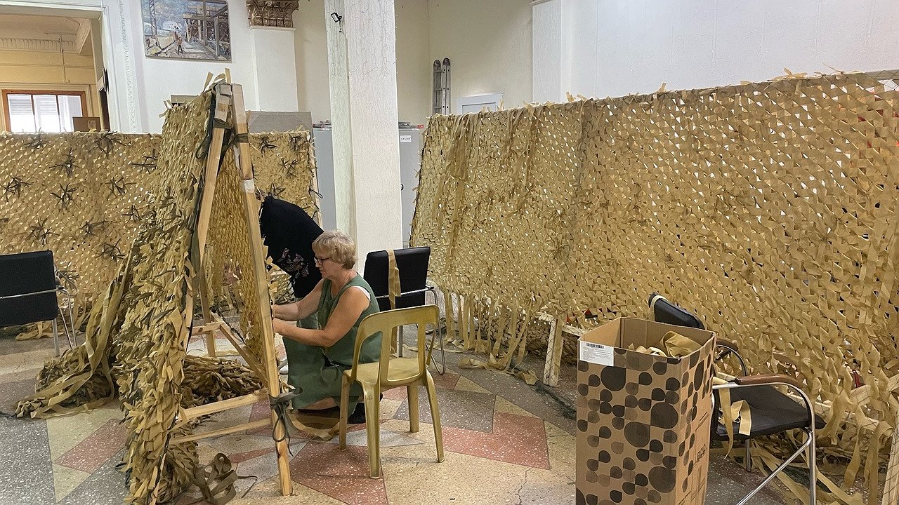 Главная картинка новости: Лучший подарок – доброе дело: в Новороссийске провели мастер-класс по плетению маскировочный сетей