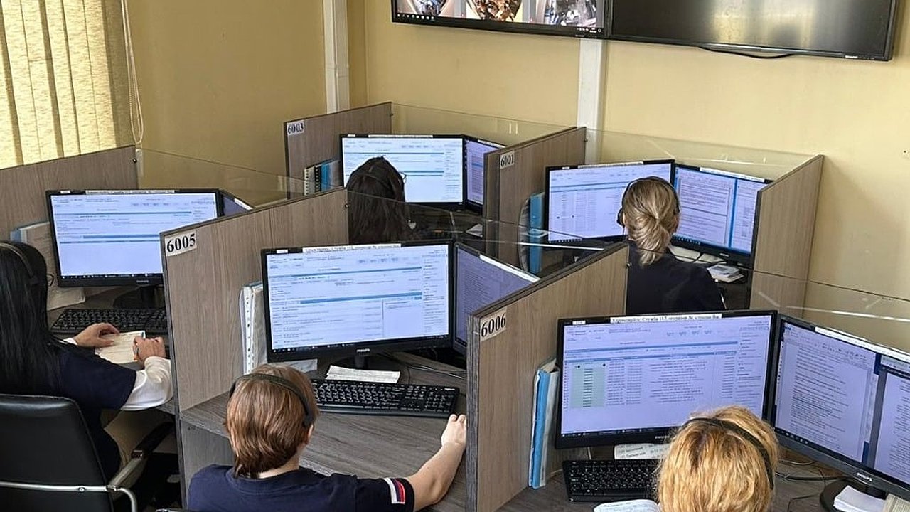 Главная картинка новости: Операторы системы-112 Новороссийска направили помощь по 10 707 вызовам за этот год