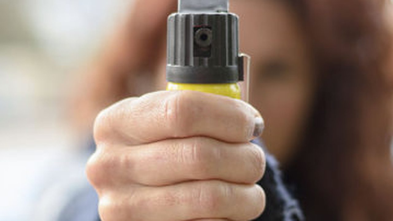 Главная картинка новости: Ограбление средь бела дня. Жительнице Новороссийска распылили в лицо газ и отняли кошелек с деньгами