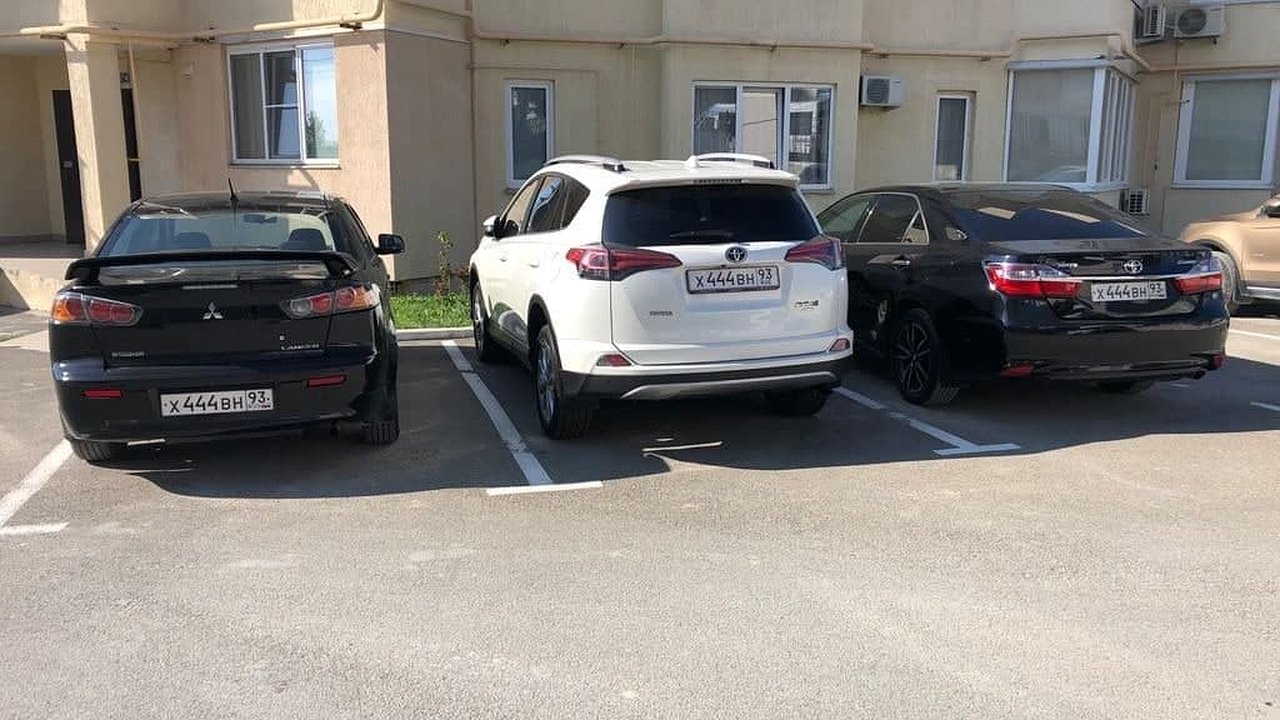 Главная картинка новости: Новороссиец установил одинаковые госномера на 3 своих автомобиля