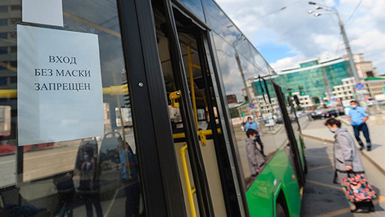 Главная картинка новости: Водитель маршрутки высадил новороссийцев без масок. Видео