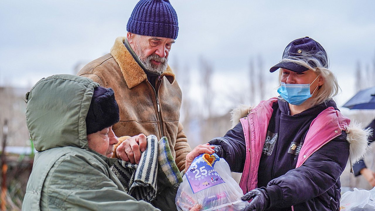 Главная картинка новости: В канун Нового года новороссийцы могут помочь бездомным и малоимущим