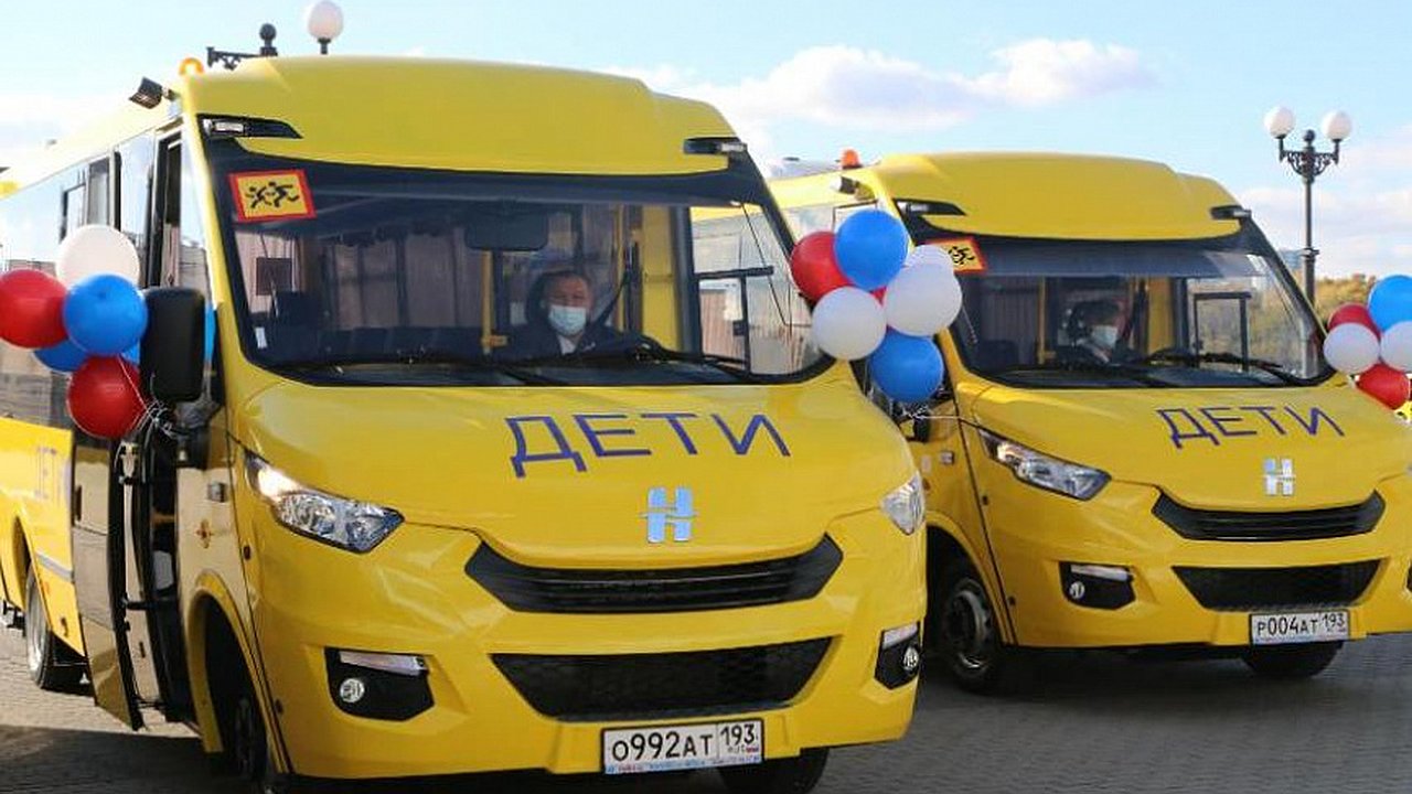 Главная картинка новости: Для школ Новороссийска приобрели два новых автобуса