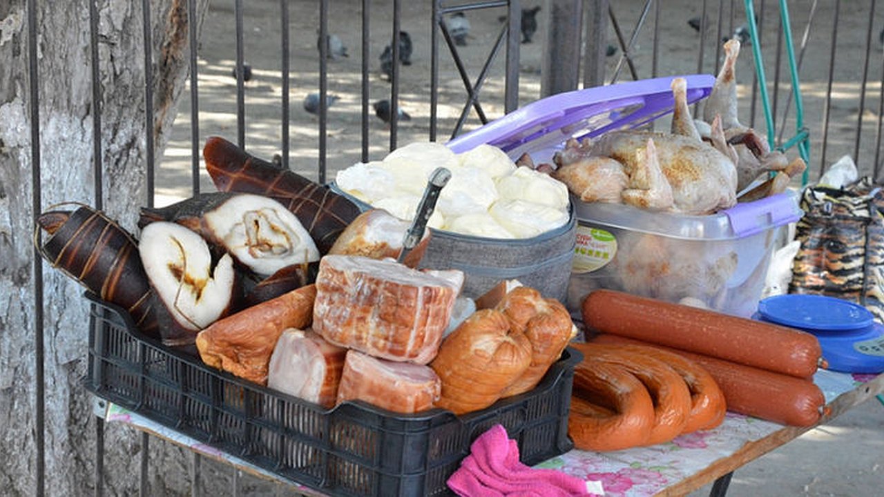 Главная картинка новости: Власти предостерегают новороссийцев от покупки продуктов в точках несанкционированной торговли