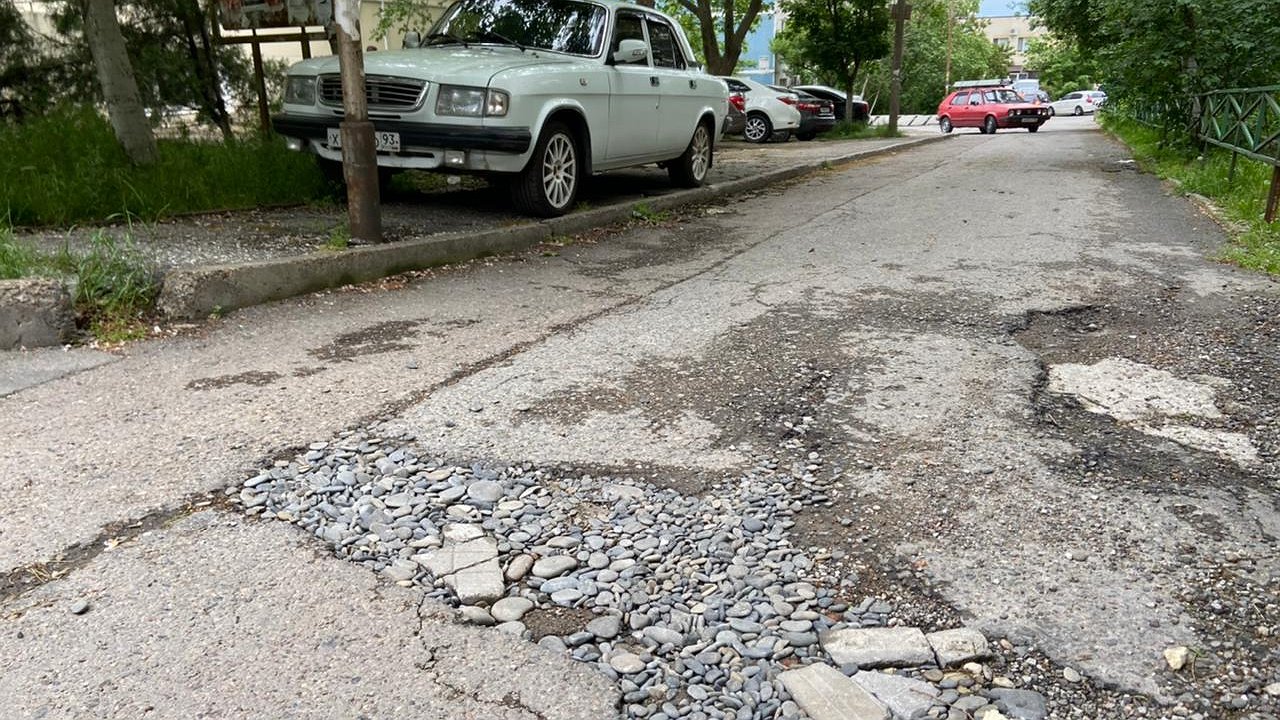 Главная картинка новости: Новороссийцы починили ямы во дворе морскими камнями