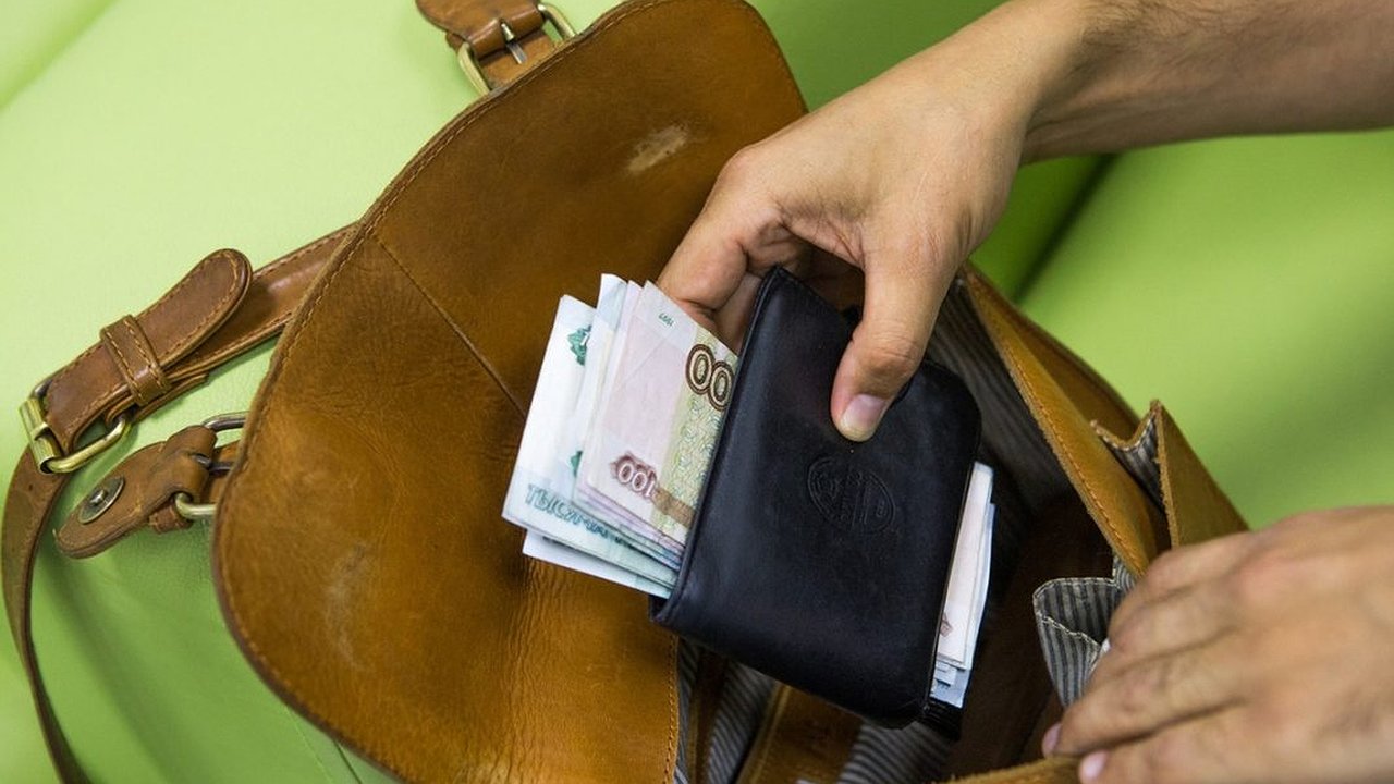Главная картинка новости: Жительница Новороссийска лишилась денег, оставив знакомого наедине со своей сумочкой