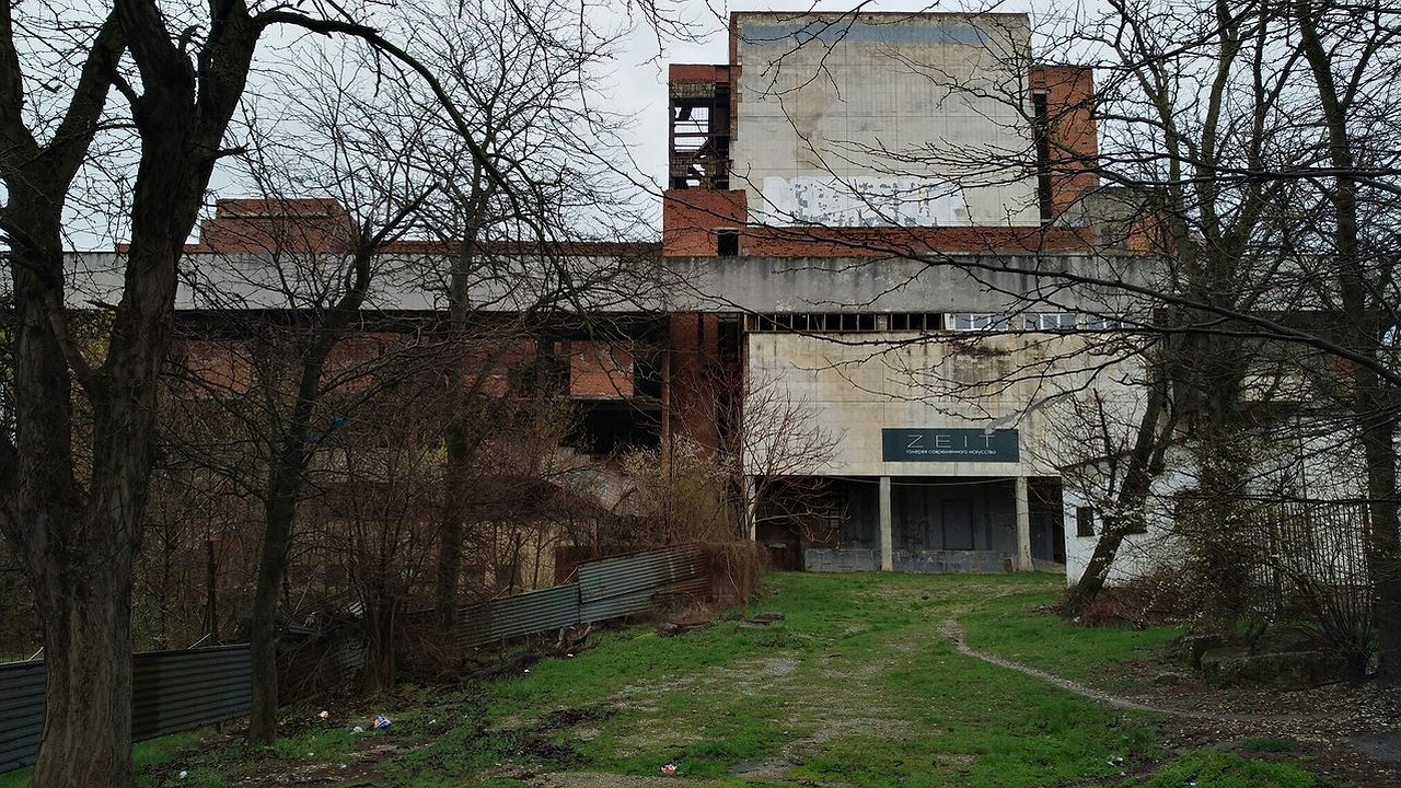 Главная картинка новости: Здание снесли, история осталась. Землю под драмтеатром признали историческим центром Новороссийска