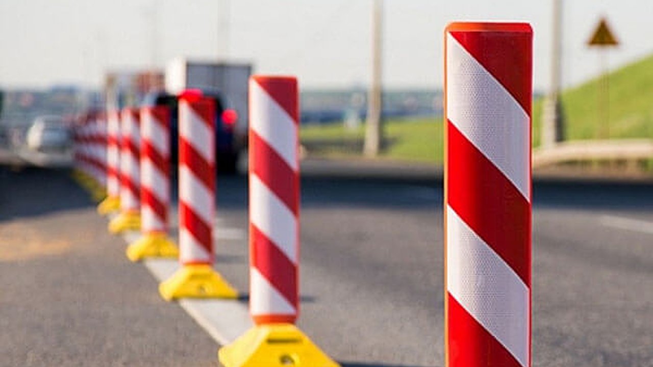 Главная картинка новости: На дорогах Новороссийска установили разделители из-за любителей поворачивать через сплошную