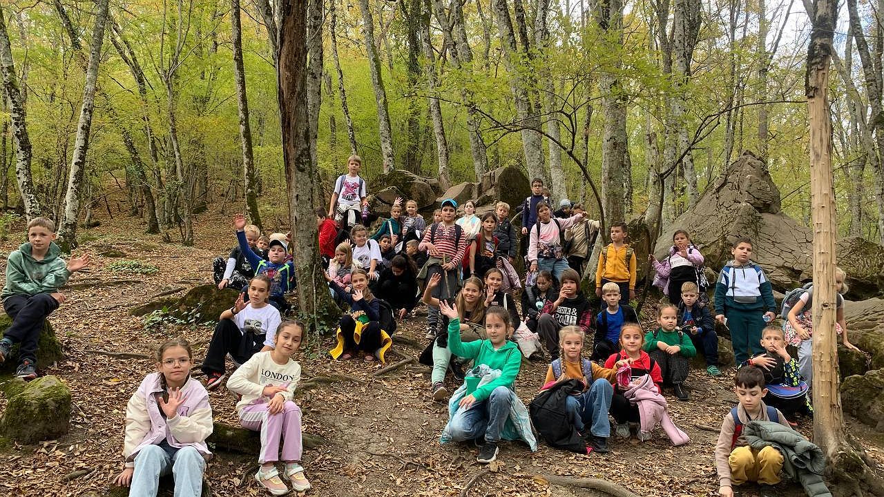 Главная картинка новости: Дольмены, Голубая бездна и современный университет: как юные новороссийцы проводят осенние каникулы?