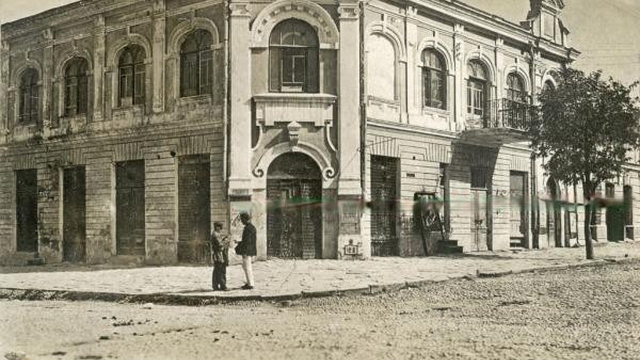 Главная картинка новости: Самозахват земли и Горкоммунхоз. История снесенного дореволюционного здания в центре Новороссийска