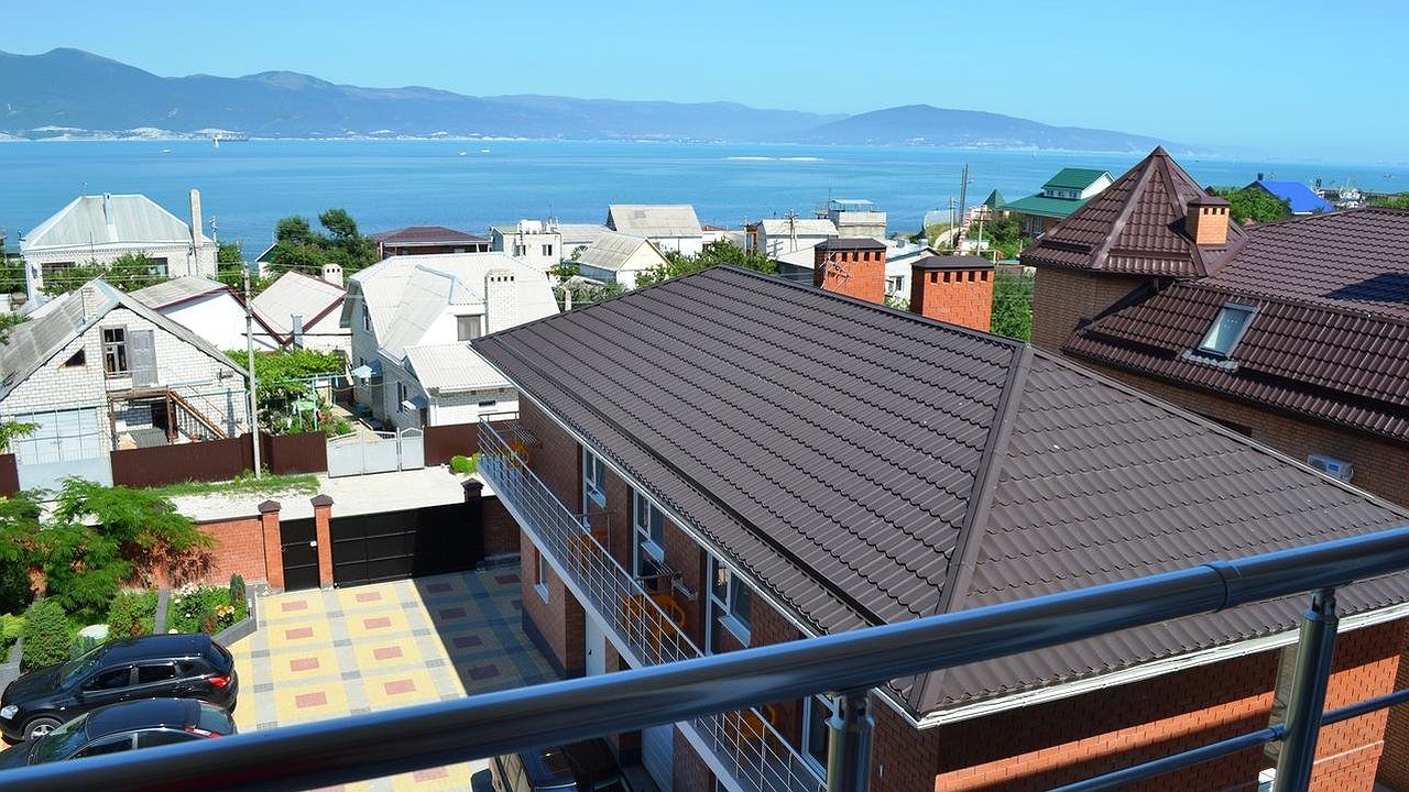 Главная картинка новости: В Новороссийске частные дома подорожали до 10 миллионов рублей. Их активно покупают приезжие