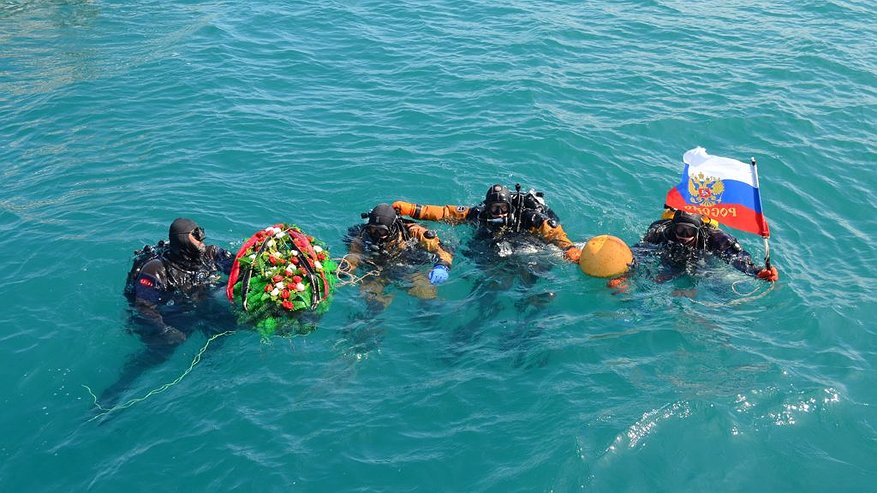 Главная картинка новости: В Новороссийске на дно моря опустили венки и «Вечный огонь»