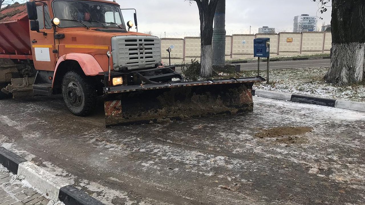Главная картинка новости: Ящики с песко-соляной смесью и патрули ГИБДД. Дороги Новороссийска готовят к зиме