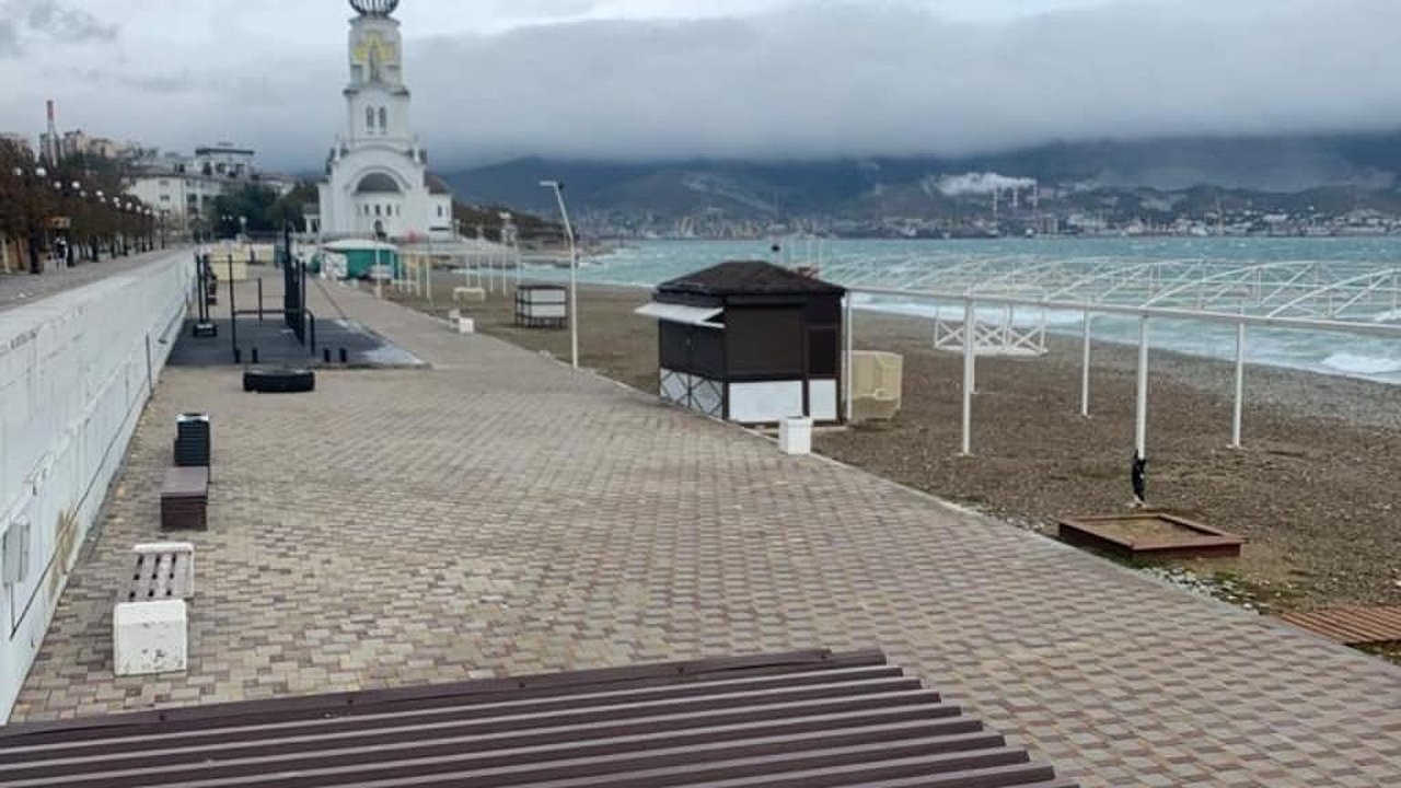 Главная картинка новости: С пляжей Новороссийска убирают навесы и шезлонги