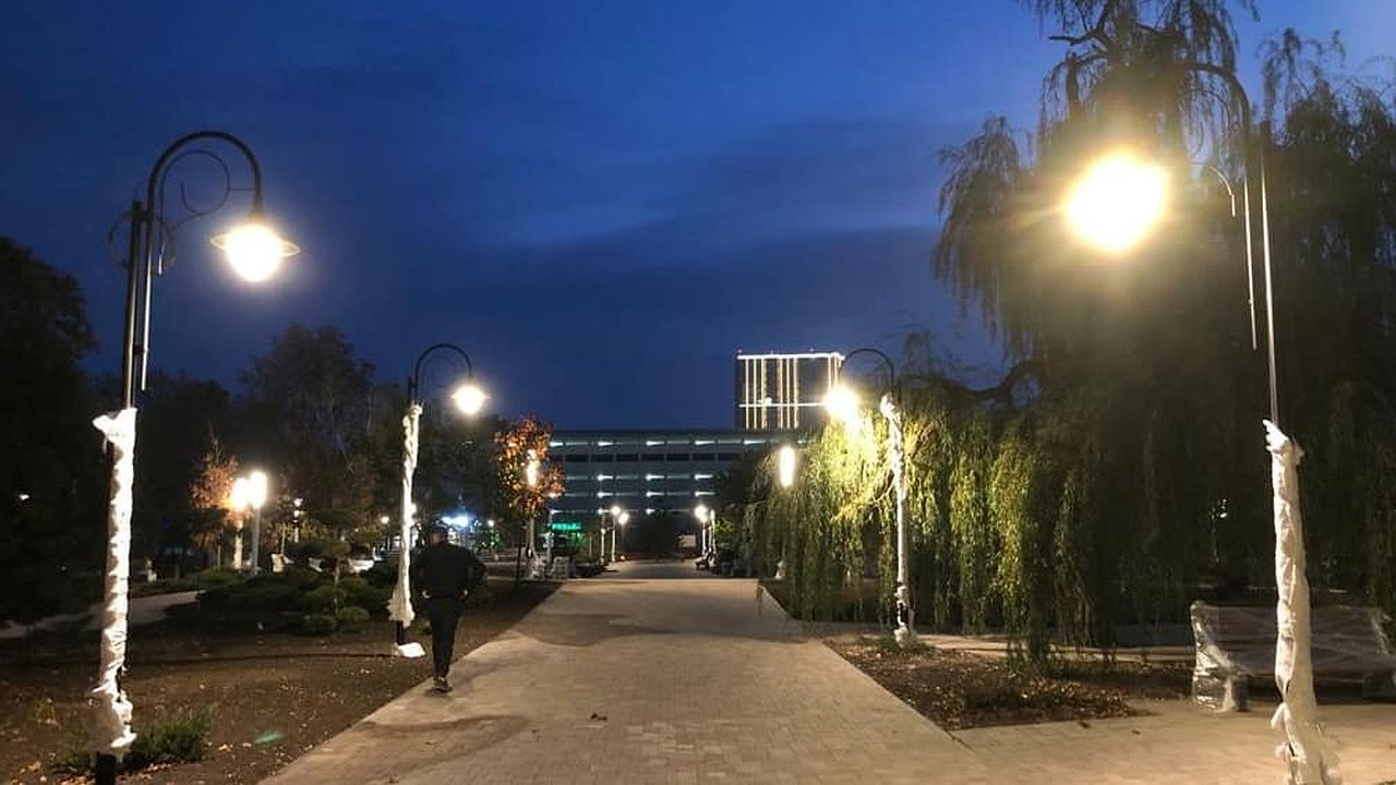 Главная картинка новости: После реконструкции в новороссийском сквере Чайковского заработали фонари