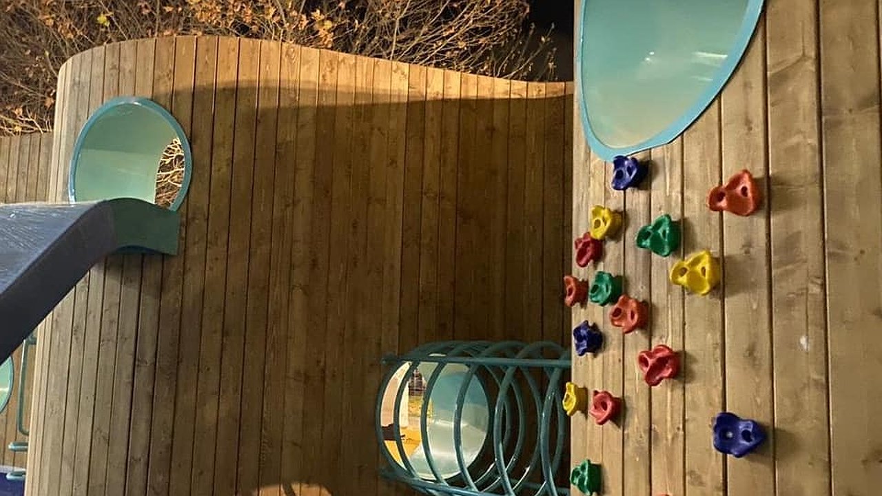 Главная картинка новости: Новая детская площадка на набережной Новороссийска почти готова