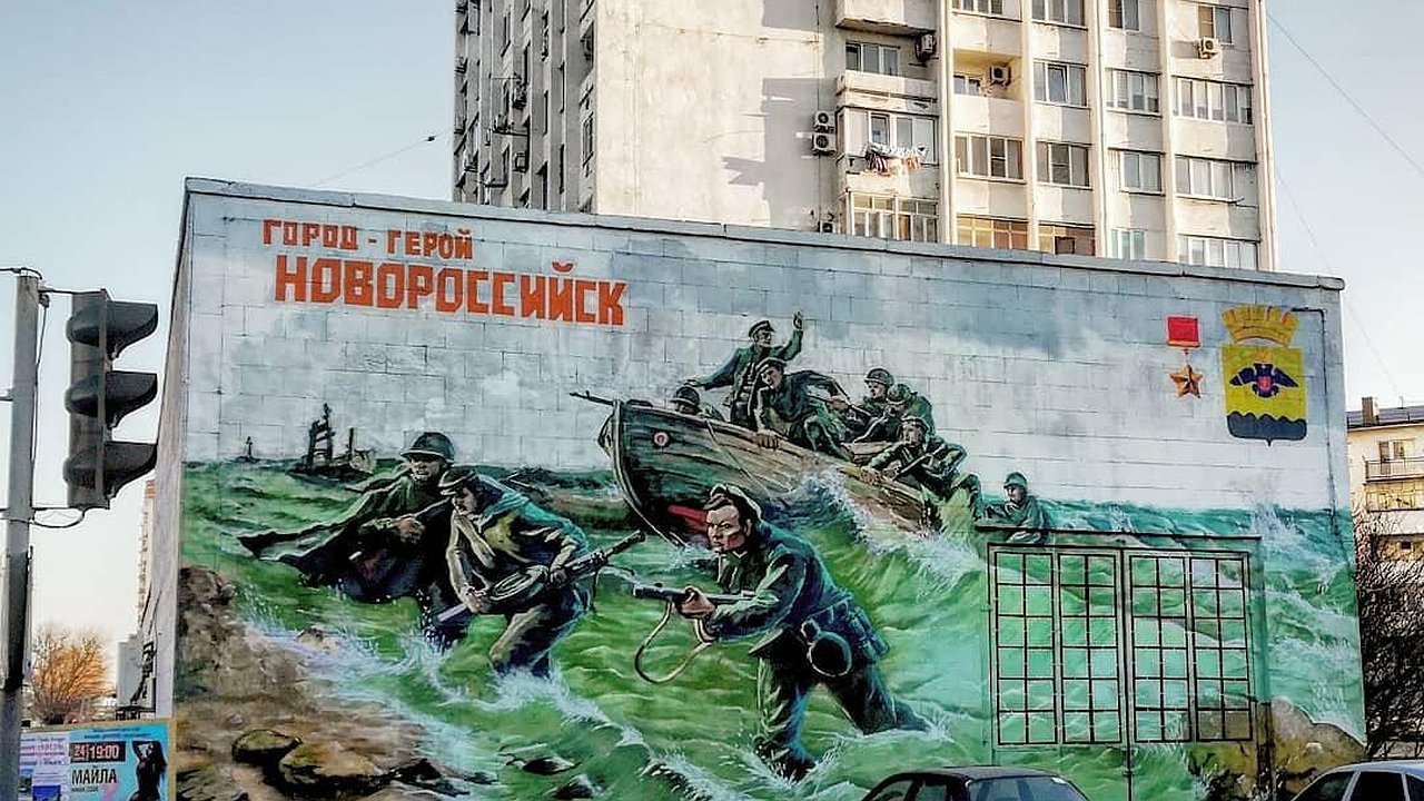 Главная картинка новости: Граффити в городе. Жители Новороссийска хотят видеть свои дома красивыми