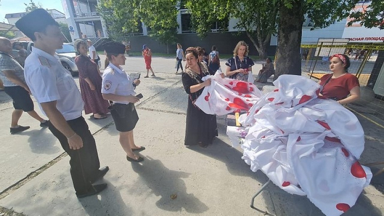 Главная картинка новости: На торгующих в сквере Чайковского составили протоколы