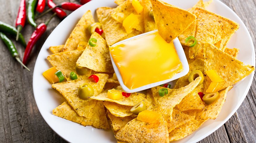 Главная картинка новости: Оранжевые и вкусные: сегодня отмечается день кукурузных чипсов