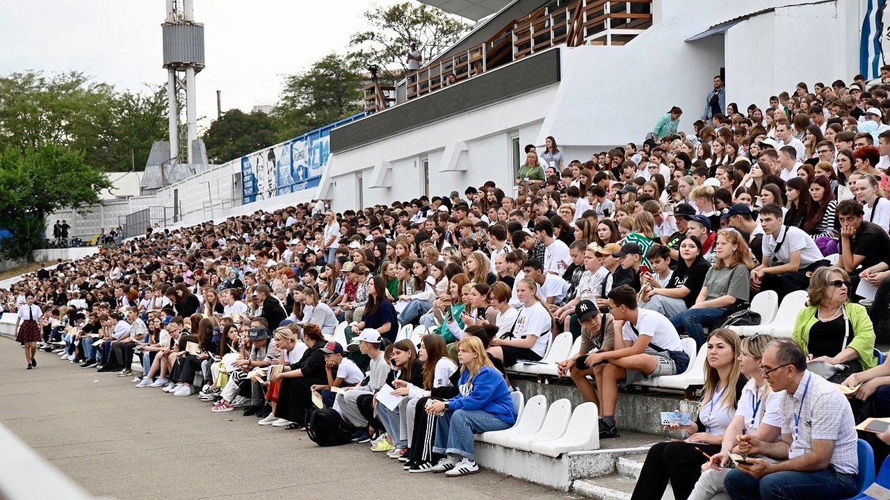 Главная картинка новости: Более 5 тысяч новороссийцев одновременно играли в «Что? Где? Когда?»