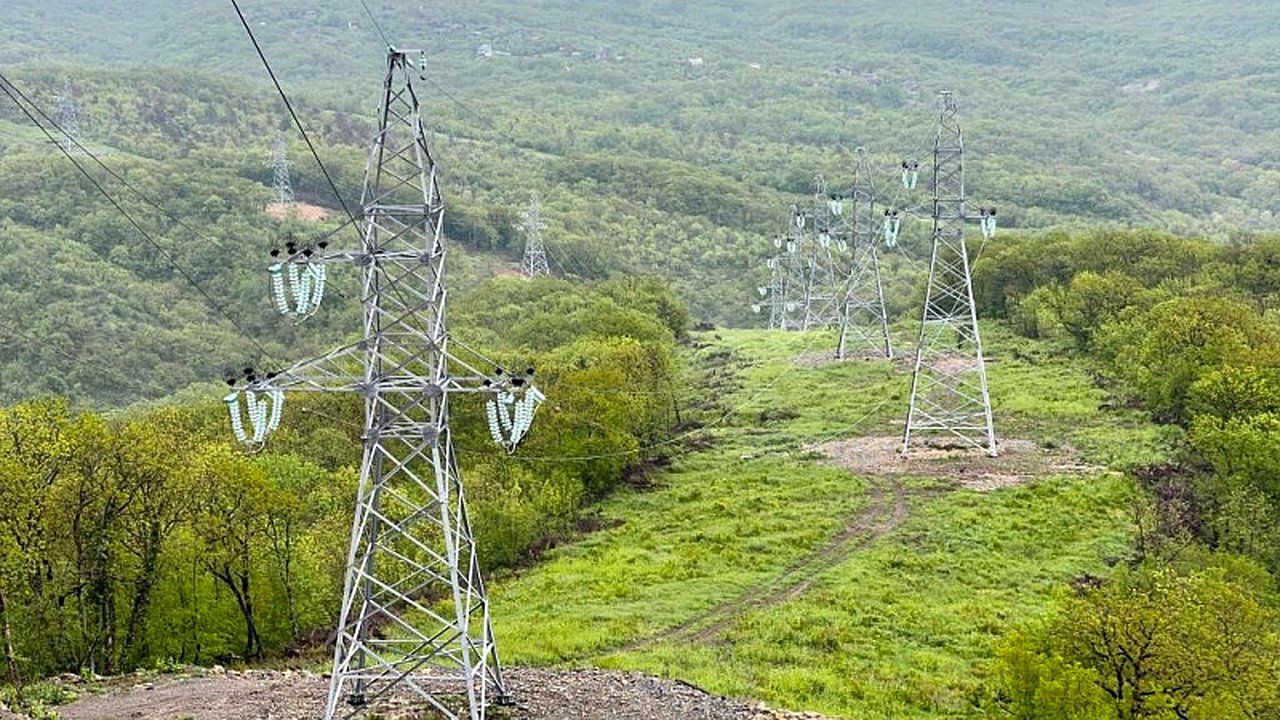 Главная картинка новости: Энергетики отремонтировали подстанции, которые снабжают объекты электричеством под Новороссийском