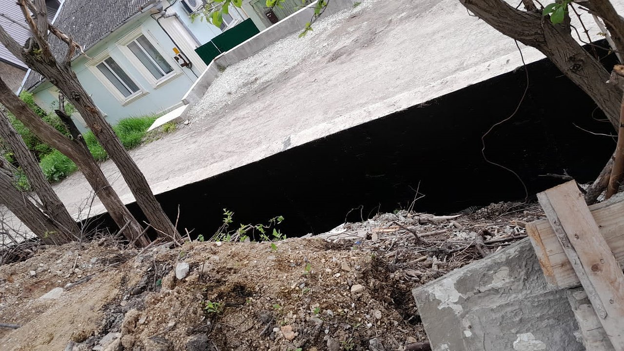 Главная картинка новости: В Центральном районе Новороссийска установили подпорную стену