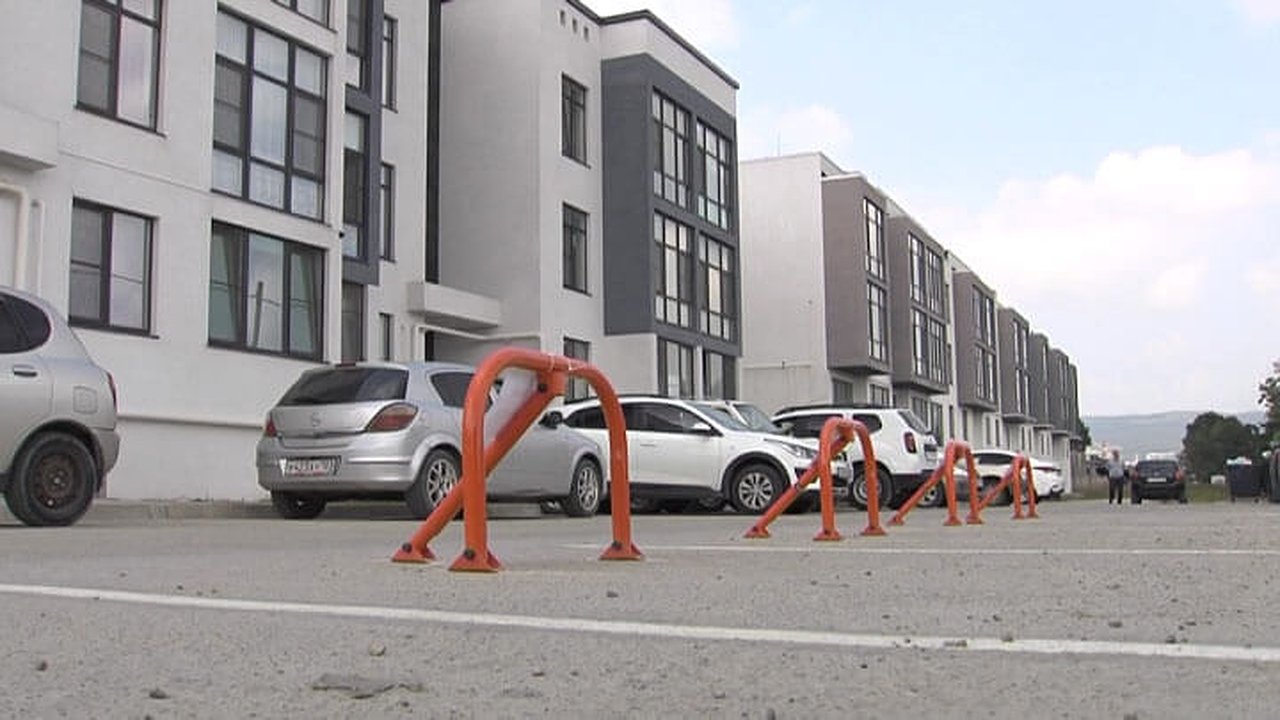 Главная картинка новости: В Цемдолине с жильцов требуют по 300 000 рублей за парковочное место. Парковка раньше была бесплатной