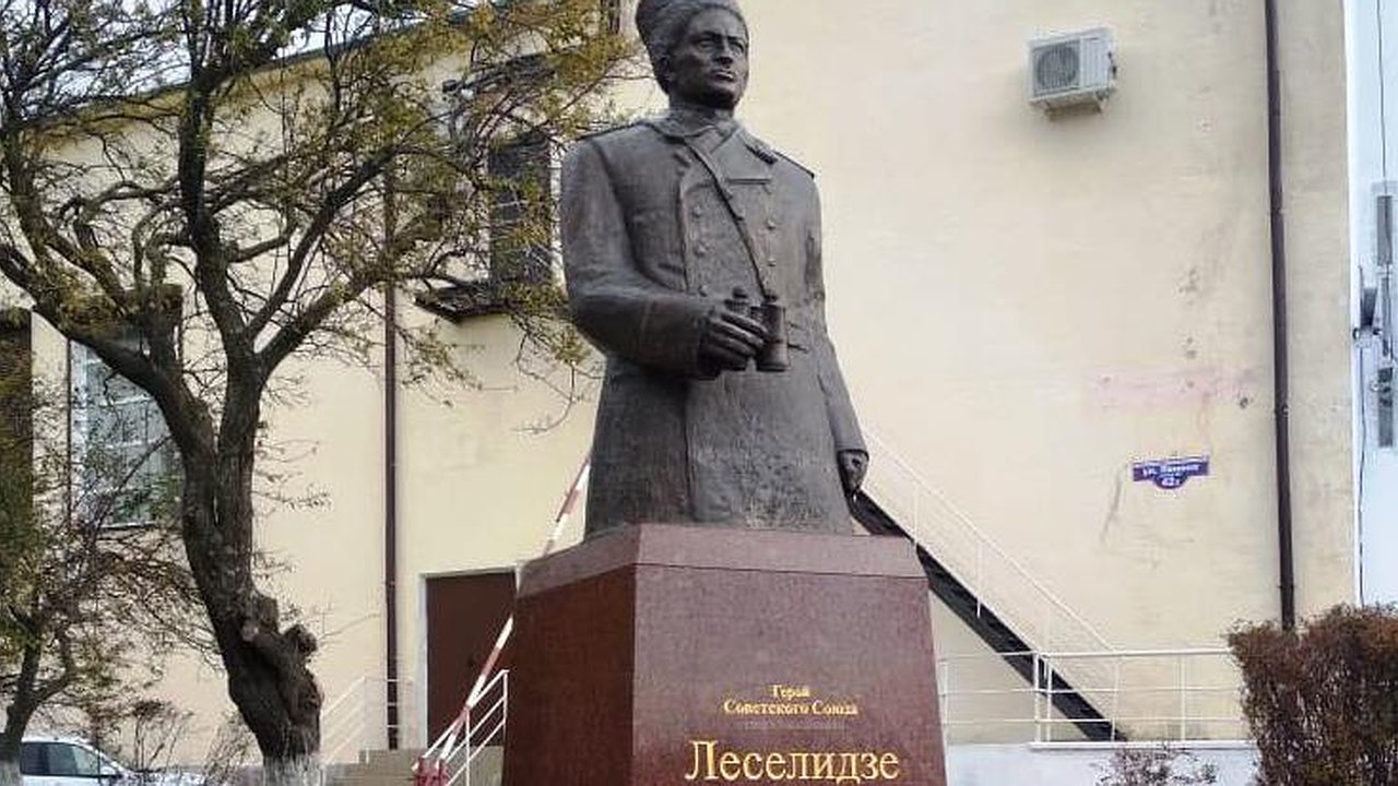 Главная картинка новости: В Геленджике установили памятник герою, освободившему Новороссийск и весь Таманский полуостров