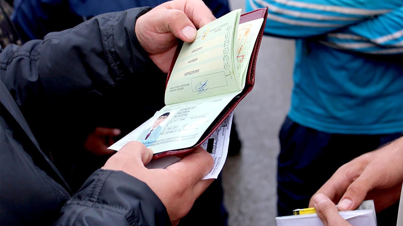 Главная картинка новости: Новороссиец фиктивно прописал у себя 70 мигрантов