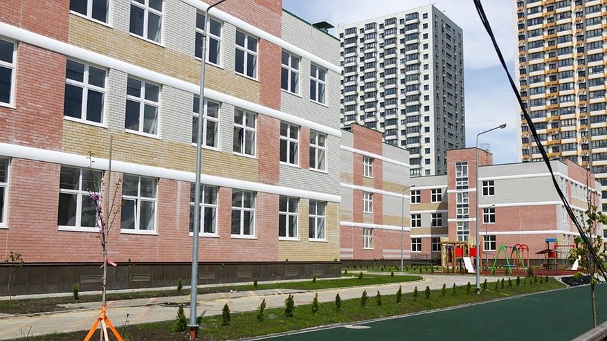 Главная картинка новости: Озеленение и новое оборудование: что сейчас делают в новой школе Новороссийска?