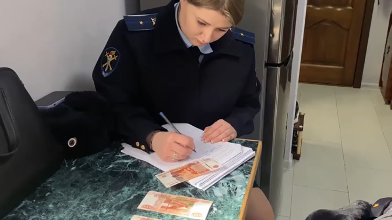 Главная картинка новости: На въезде в Новороссийск полицейские поймали пару с 39 фальшивыми купюрами