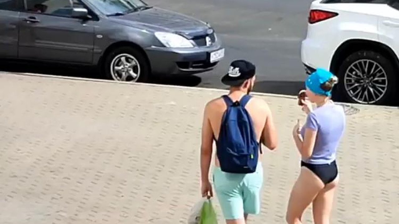 Главная картинка новости: Полуголые отдыхающие разгуливают по улицам Новороссийска. Видео