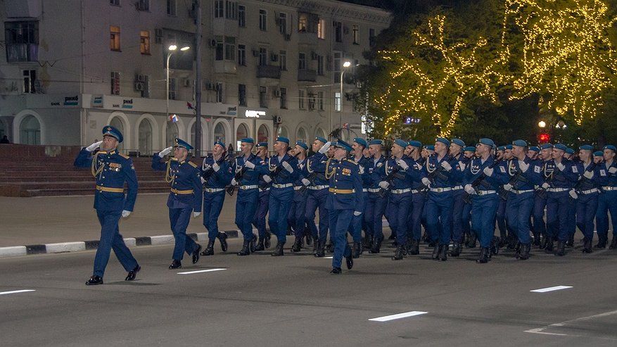 Главная картинка новости: Из-за репетиции Парада Победы в Новороссийске перекроют улицы и изменят движение маршруток