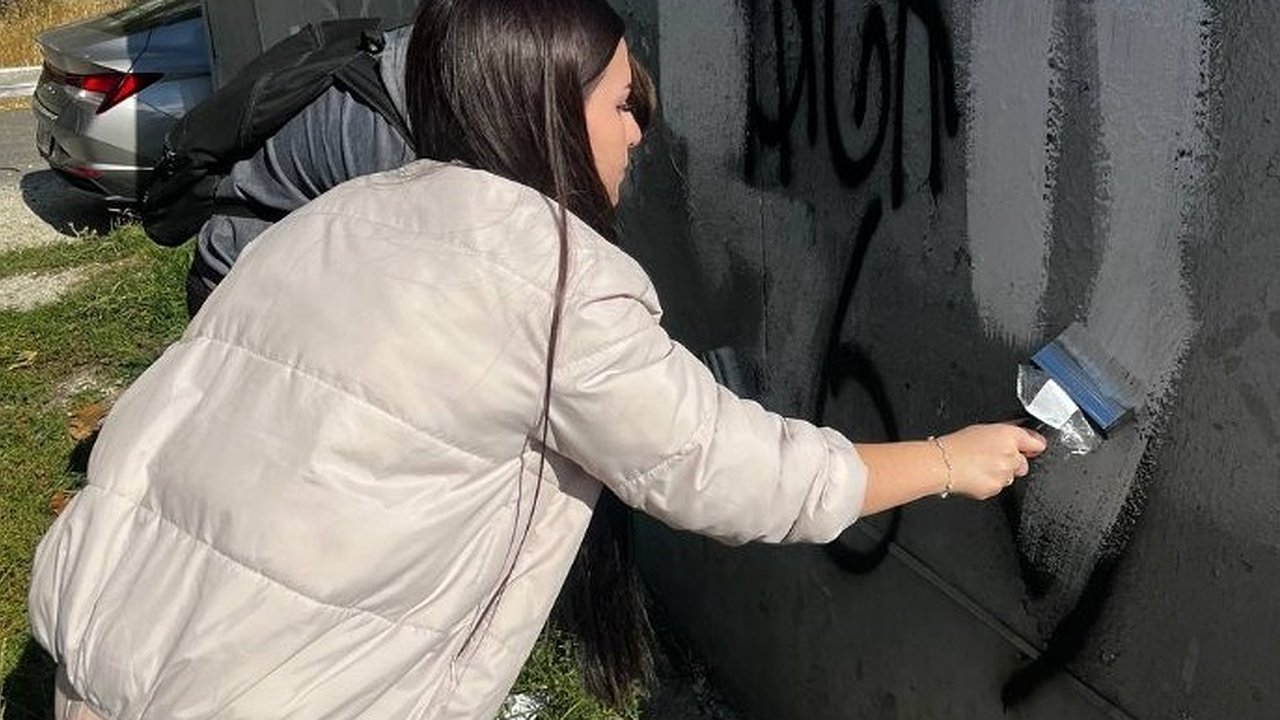 Главная картинка новости: Более 1 000 незаконных граффити закрасили в Новороссийске за год