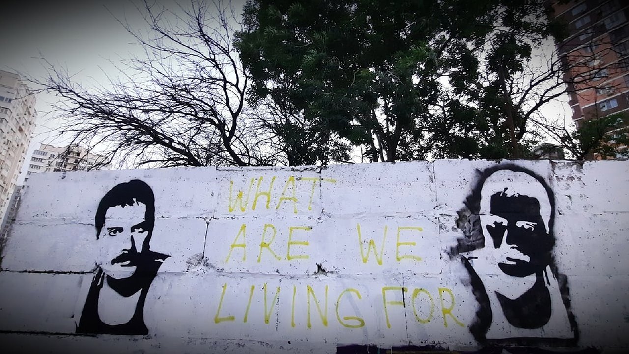 Главная картинка новости: Новороссийцы нарисовали портрет Фредди Меркьюри