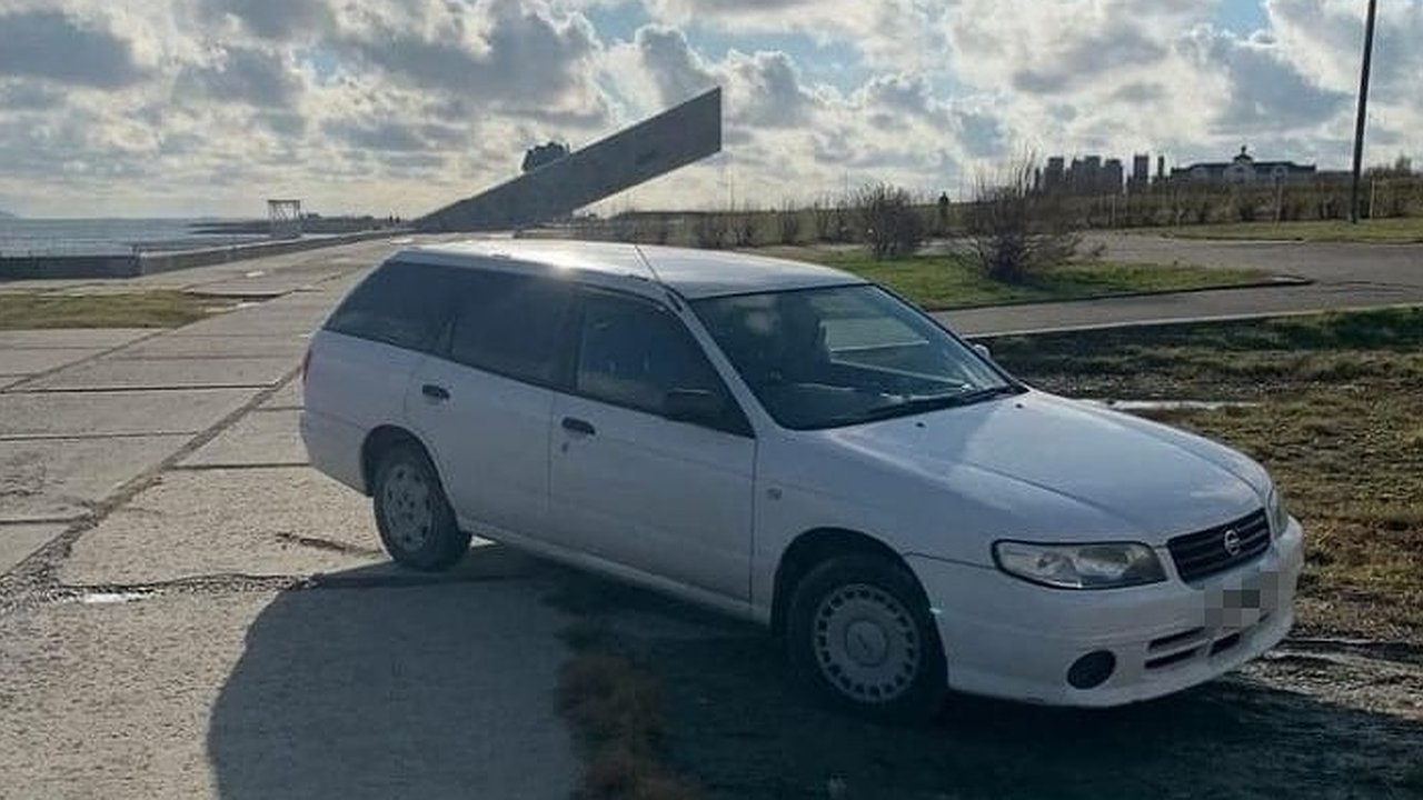 Главная картинка новости: В Новороссийске автолюбитель припарковался на Малой земле