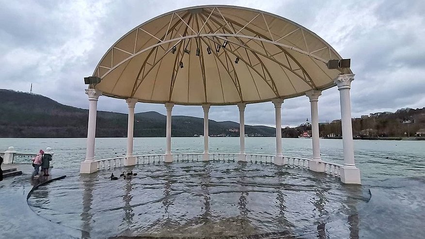 Главная картинка новости: На набережной Абрау затопило ротонду