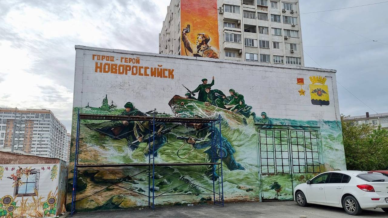 Главная картинка новости: Художники восстановили граффити на стене Новороссийского музея