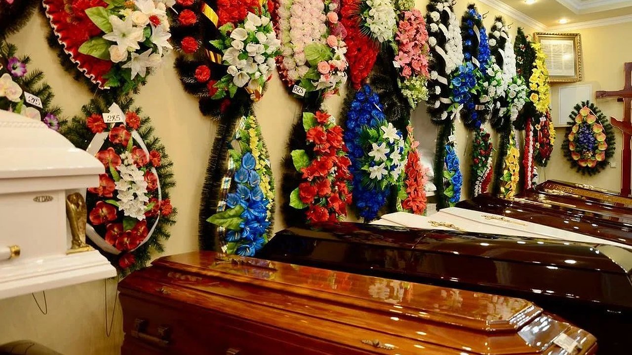 Главная картинка новости: В августе похоронные атрибуты подорожали на 60% в России