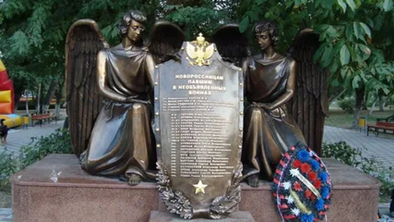Главная картинка новости: В Новороссийске на памятнике «Скорбящие ангелы» исправят ошибку