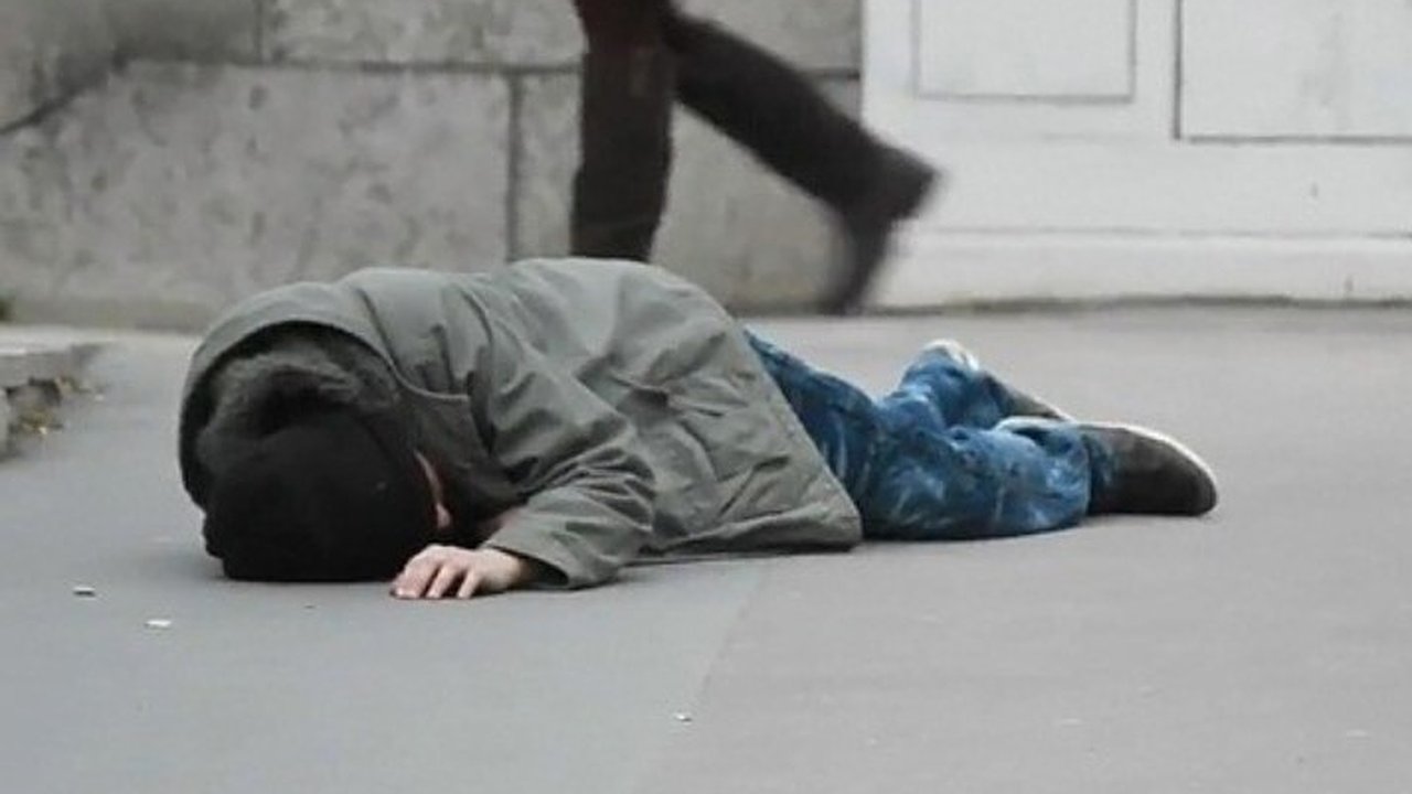 Главная картинка новости: Что делать новороссийцу, если на земле лежит человек?